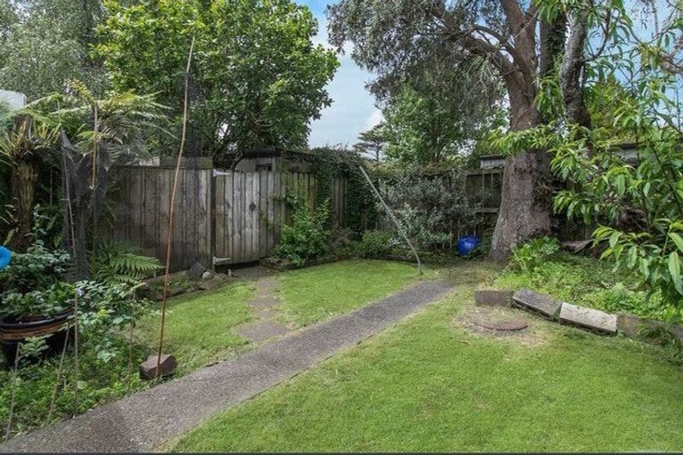 Photo of property in 3/9 Poinsettia Place, Henderson, Auckland, 0610