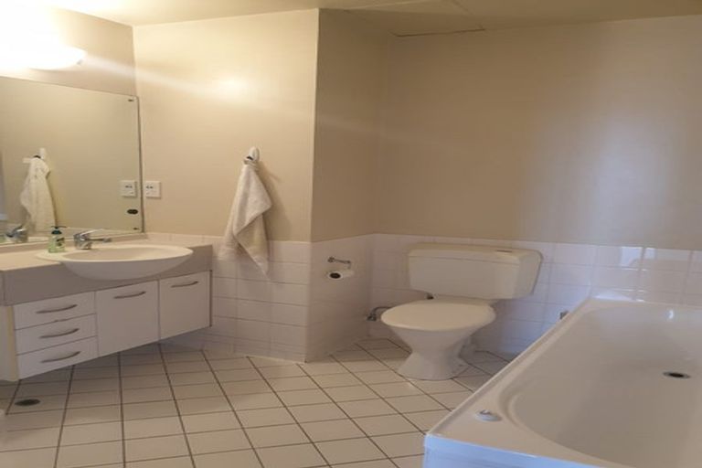 Photo of property in Grandstand Apartments, 11/80 Kent Terrace, Mount Victoria, Wellington, 6011