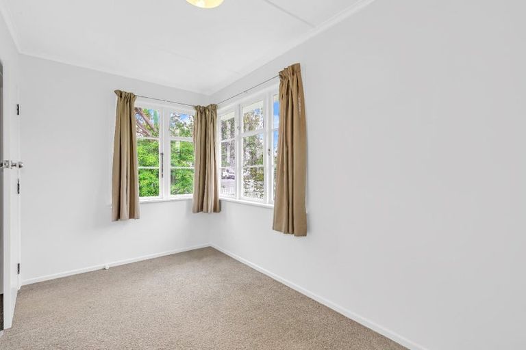 Photo of property in 182 Beach Haven Road, Beach Haven, Auckland, 0626