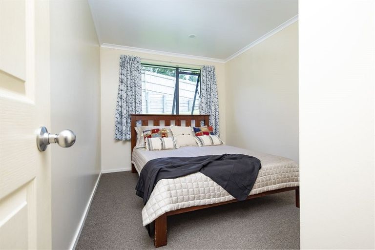 Photo of property in 22 Piriti Place, Weymouth, Auckland, 2103