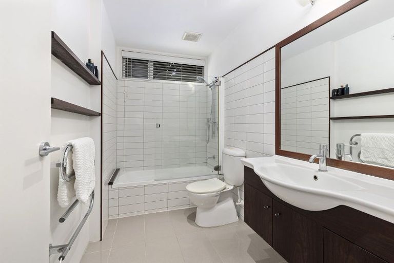 Photo of property in 121 Nevay Road, Miramar, Wellington, 6022