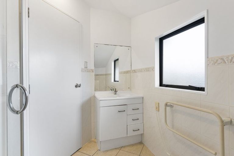 Photo of property in 2/14 Mossop Rise, Glenfield, Auckland, 0629