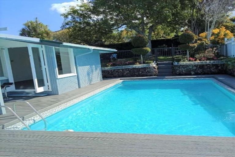 Photo of property in 20 Woodcote Drive, Glenfield, Auckland, 0629