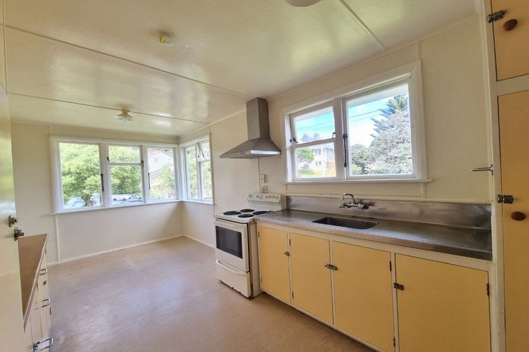 Photo of property in 12 Dorset Grove, Cannons Creek, Porirua, 5024