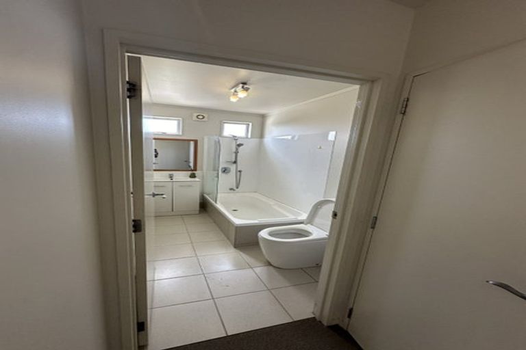 Photo of property in 72 Kervil Avenue, Te Atatu Peninsula, Auckland, 0610