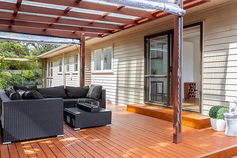 Photo of property in 16 Griffiths Grove, Newlands, Wellington, 6037