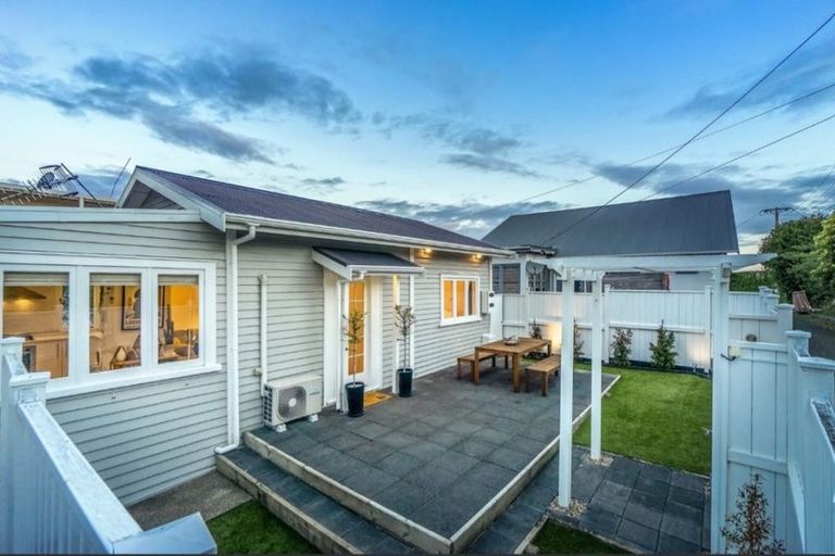 Photo of property in 2/221 Onewa Road, Birkenhead, Auckland, 0626