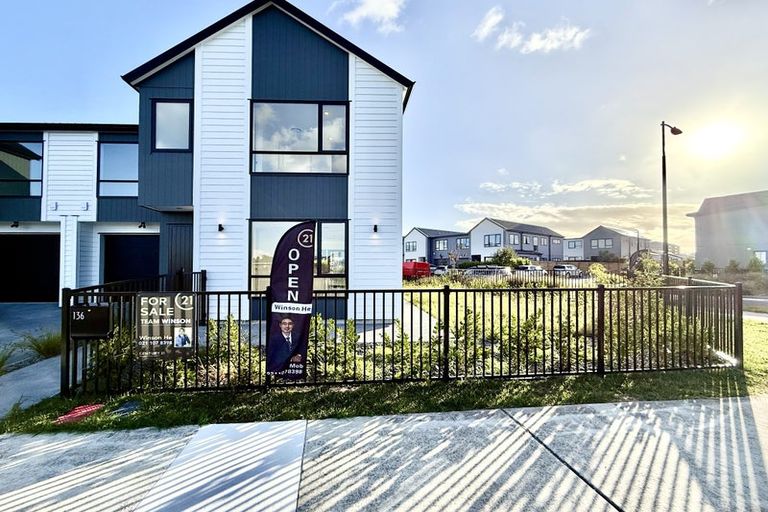 Photo of property in 136 Vintry Drive, Kumeu, 0810