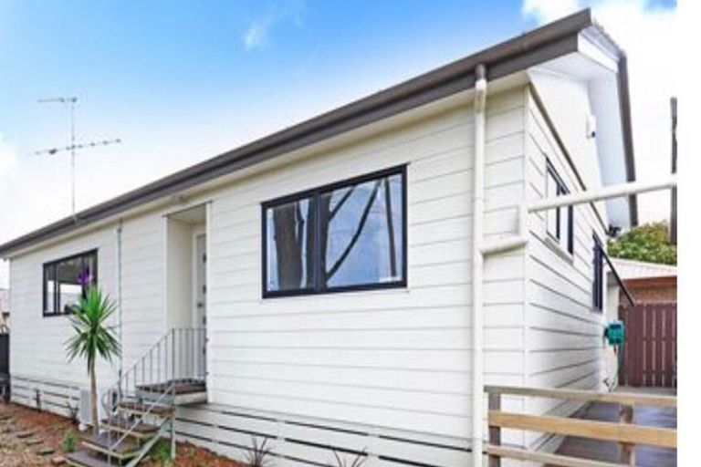 Photo of property in 1/2 Senecio Place, Weymouth, Auckland, 2103
