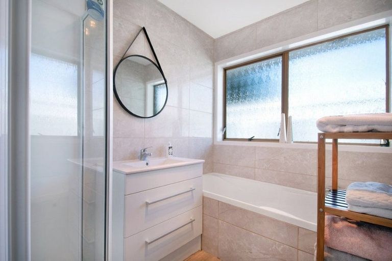 Photo of property in 2/3 Cezanne Place, New Lynn, Auckland, 0600