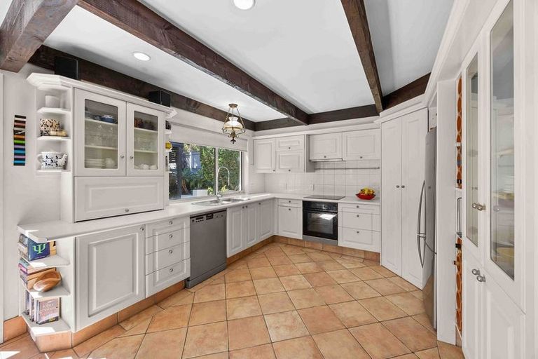 Photo of property in 8 Hedge Row, Sunnyhills, Auckland, 2010