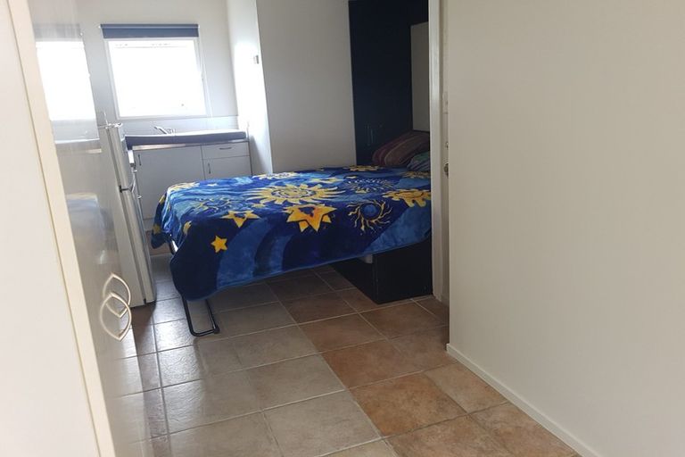 Photo of property in 46 Farquhar Road, Glendene, Auckland, 0602