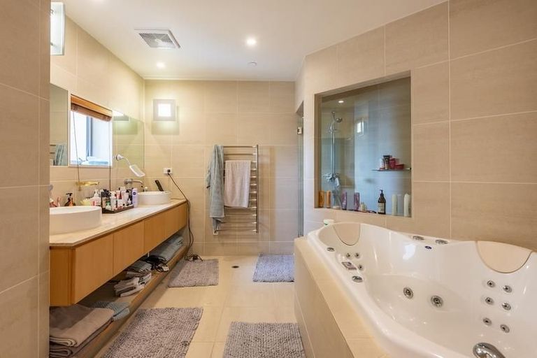 Photo of property in Mitika Apartments, 3/254 Oriental Parade, Oriental Bay, Wellington, 6011