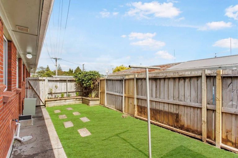 Photo of property in 2/5 Sylvan Crescent, Te Atatu South, Auckland, 0610
