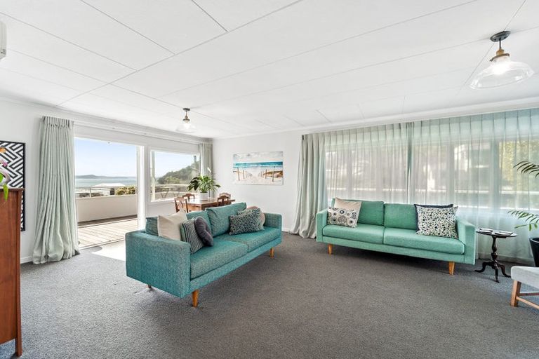 Photo of property in 2 Hardley Avenue, Tindalls Beach, Whangaparaoa, 0930