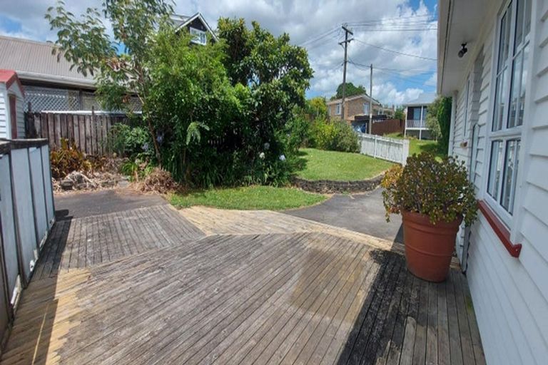 Photo of property in 129 Mcleod Road, Te Atatu South, Auckland, 0610