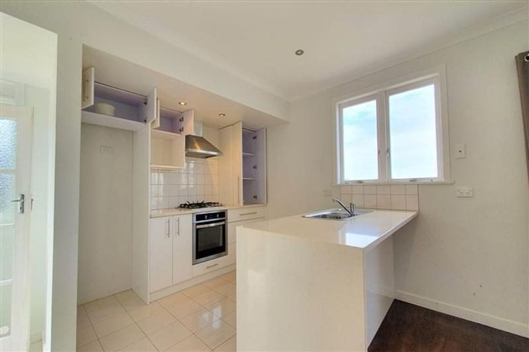 Photo of property in 2/232 East Coast Road, Forrest Hill, Auckland, 0620