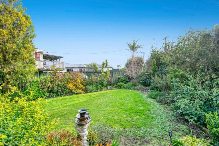 Photo of property in 6 Parakai Avenue, Parakai, 0830