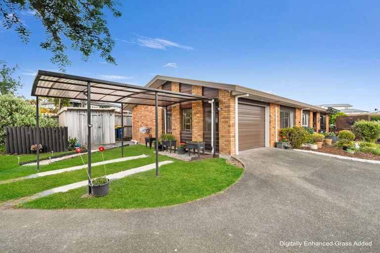 Photo of property in 42 Bodi Place, Te Atatu South, Auckland, 0610