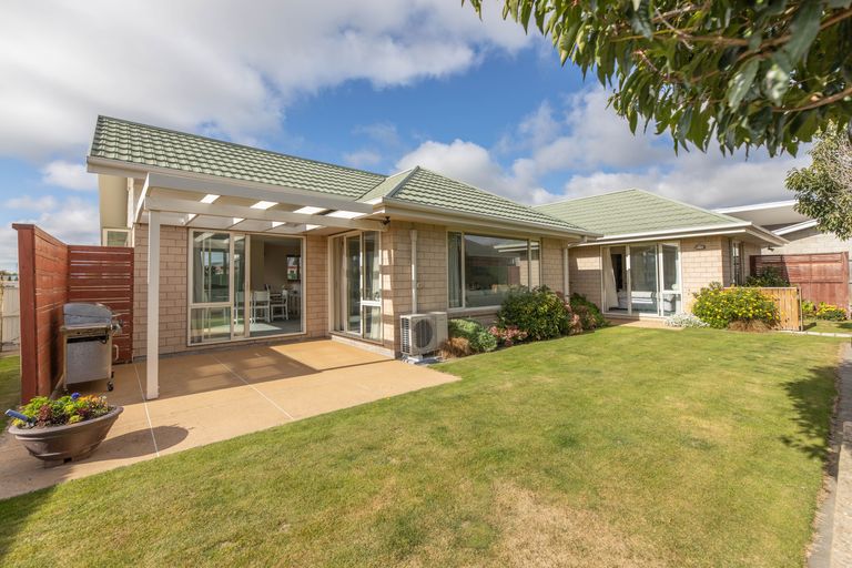 Photo of property in 10 Harrys Way, Redwood, Christchurch, 8051