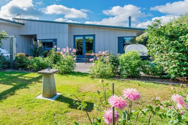 Photo of property in 8a Queenwood Road, Levin, 5510