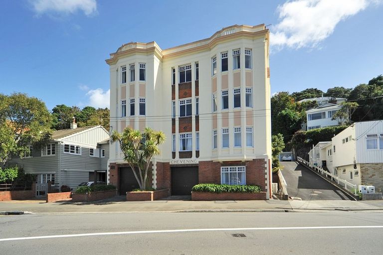 Photo of property in Chevening Flats, 90 Salamanca Road, Kelburn, Wellington, 6012