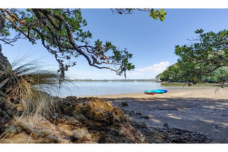 Photo of property in 2 Doves Bay Road, Kerikeri, 0294