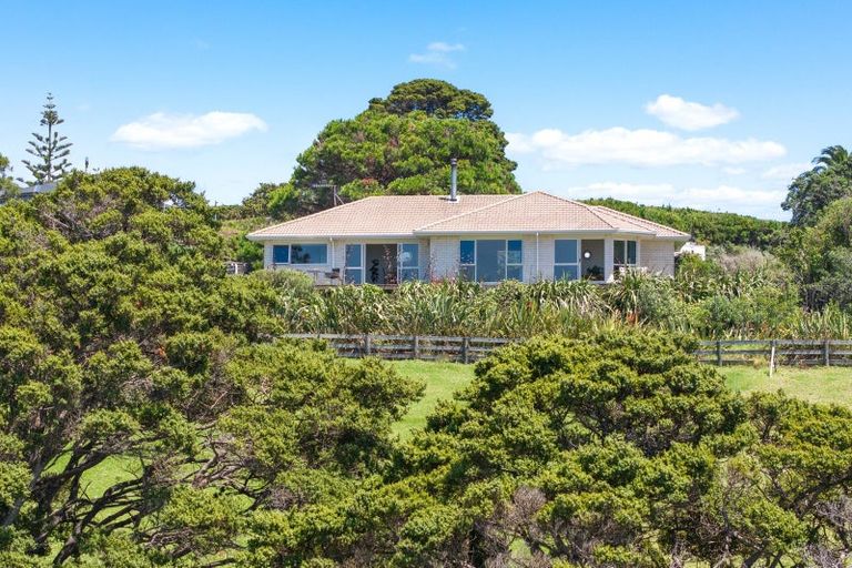 Photo of property in 172 Cape Rodney Road, Leigh, 0985