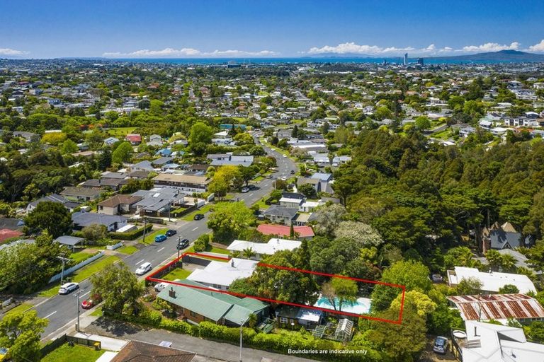 Photo of property in 15 Moore Street, Hillcrest, Auckland, 0627
