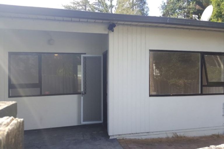 Photo of property in 1/2 Griffiths Place, Te Atatu South, Auckland, 0610