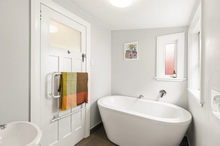 Photo of property in 176 Sutherland Road, Lyall Bay, Wellington, 6022