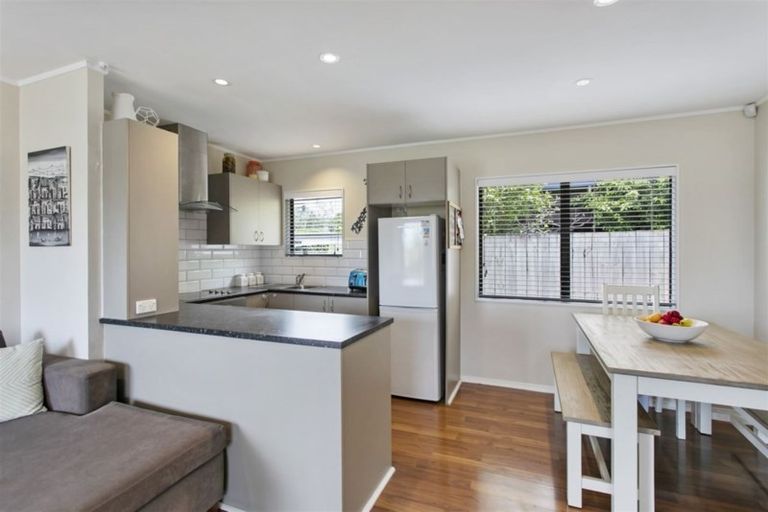 Photo of property in 1/10 Oreil Avenue, West Harbour, Auckland, 0618
