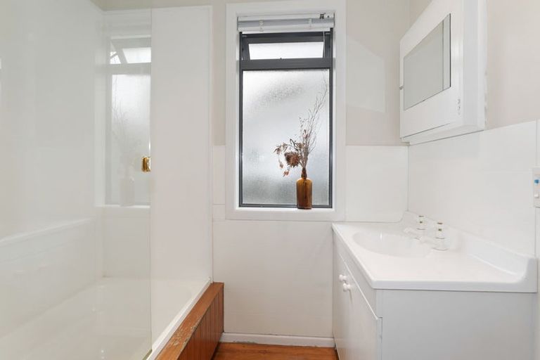 Photo of property in 2 Gradwell Place, Two Mile Bay, Taupo, 3330