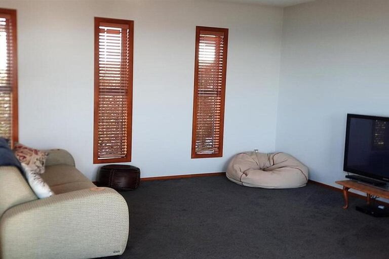 Photo of property in 121 Moncks Spur Road, Redcliffs, Christchurch, 8081