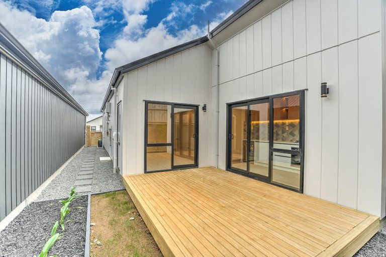 Photo of property in 17 Horokaka Street, Massey, Auckland, 0614