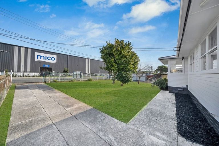 Photo of property in 97 Tidal Road, Mangere, Auckland, 2022