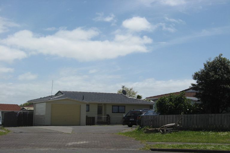 Photo of property in 18 De Bloge Place, Clendon Park, Auckland, 2103