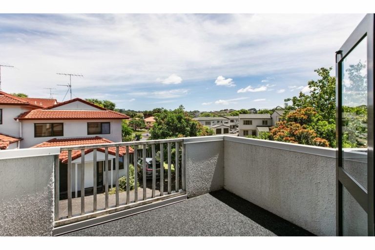 Photo of property in 9/42 Fields Parade, Oteha, Auckland, 0632