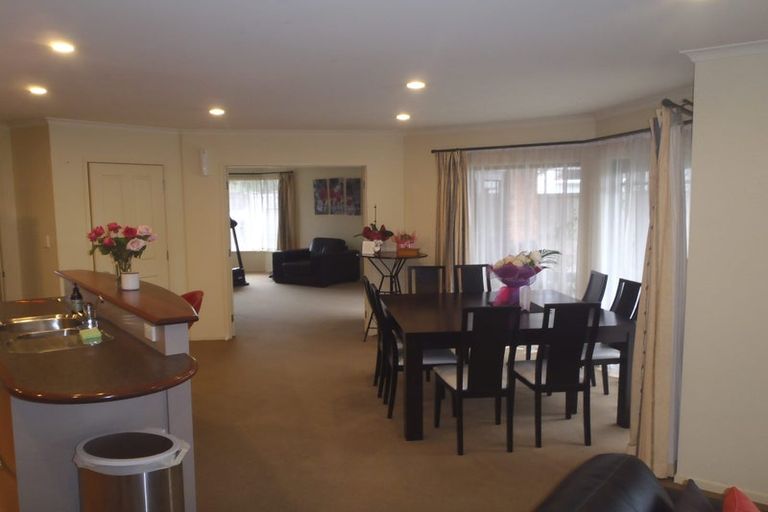 Photo of property in 8a Evanda Crescent, Conifer Grove, Takanini, 2112