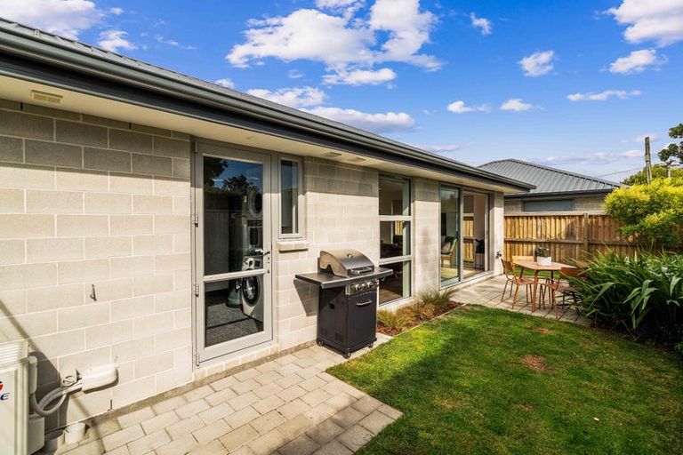Photo of property in 2/3 Nyoli Street, Northcote, Christchurch, 8052