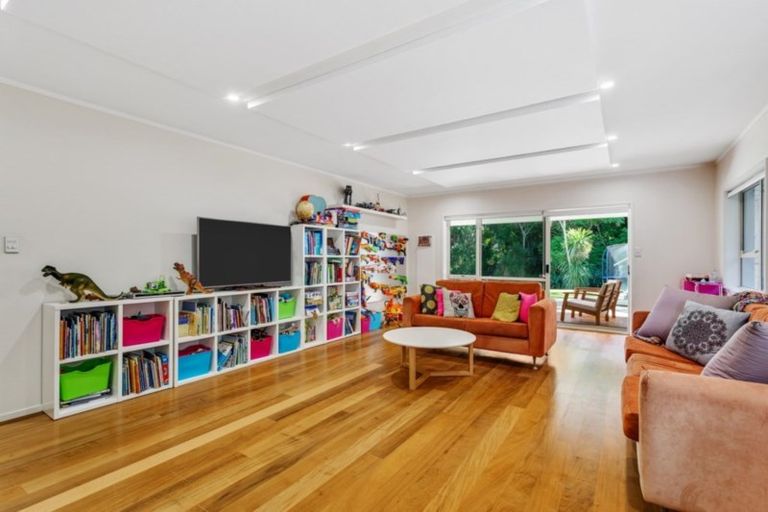 Photo of property in 9 Sandown Road, Rothesay Bay, Auckland, 0630