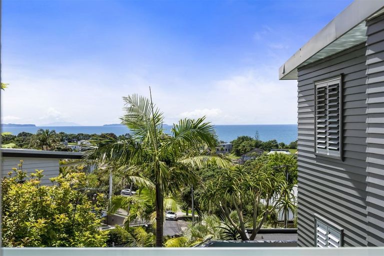 Photo of property in 10a Eastcliffe Road, Castor Bay, Auckland, 0620