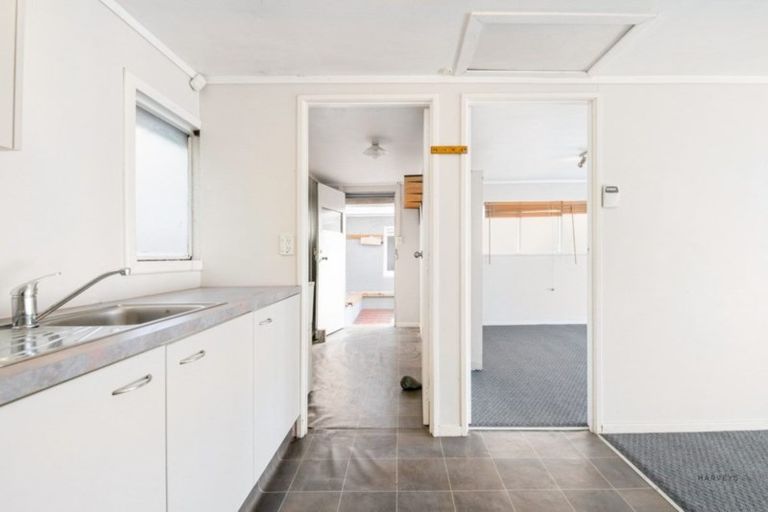 Photo of property in 32 Captain Scott Road, Glen Eden, Auckland, 0602