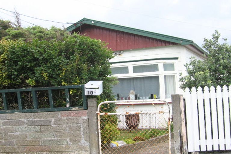 Photo of property in 105 Onepu Road, Lyall Bay, Wellington, 6022