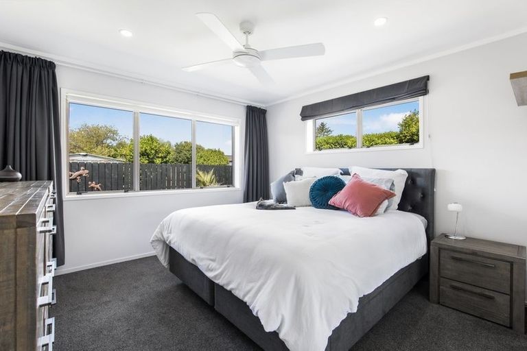 Photo of property in 37 Evanda Crescent, Conifer Grove, Takanini, 2112