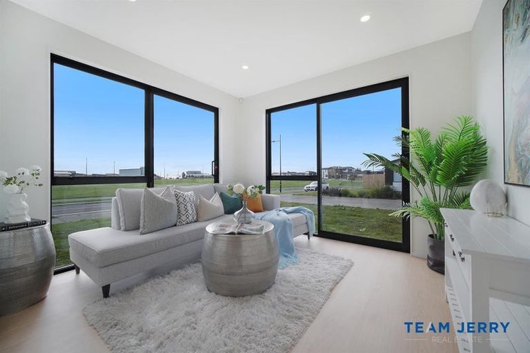 Photo of property in 1 Korowhiti Road, Clarks Beach, 2122