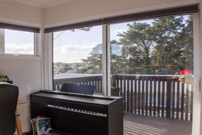 Photo of property in 2/49 Archers Road, Hillcrest, Auckland, 0629