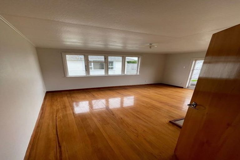 Photo of property in 28 Roberts Avenue, Bayswater, Auckland, 0622