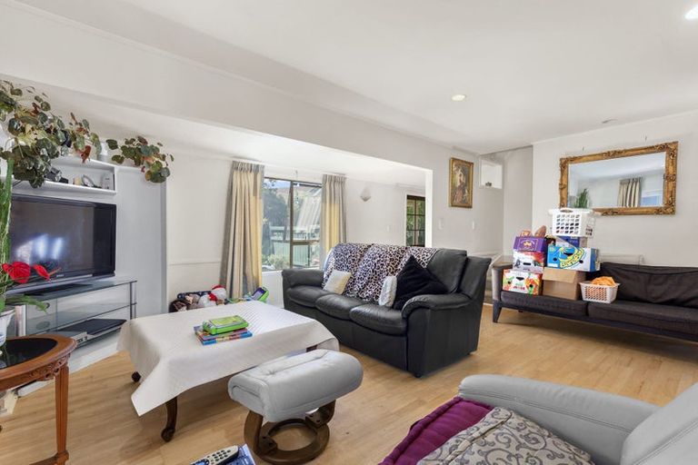 Photo of property in 6 Orinda Close, Botany Downs, Auckland, 2010