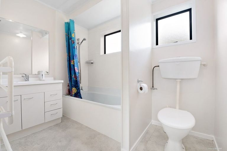 Photo of property in 2/56 Oaktree Avenue, Browns Bay, Auckland, 0630